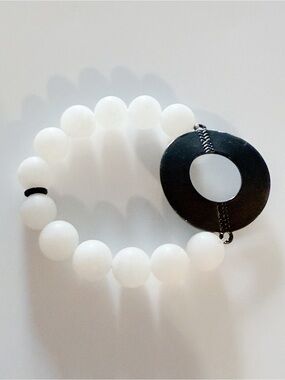 NWOT MARLYN SCHIFF White Beaded Stretch Bracelet Gunmetal Tone Statement Charm